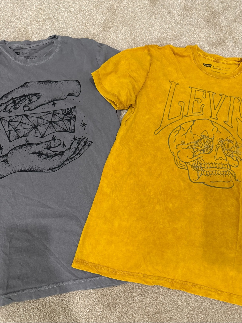 Levi’s Men’s Graphic T-Shirt Bundle Size M – 2 Tees